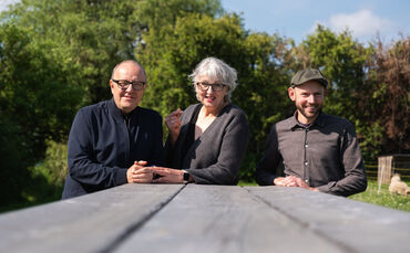Von links: Oliver Nolte, Birgit Nolte-Michel und der Strümpfelbacher Winzer Marcel Idler.