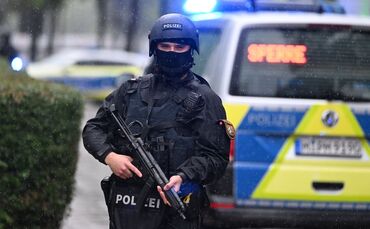 Wegen der Bedrohungslage waren auch schwer bewaffnete Polizisten im Einsatz.