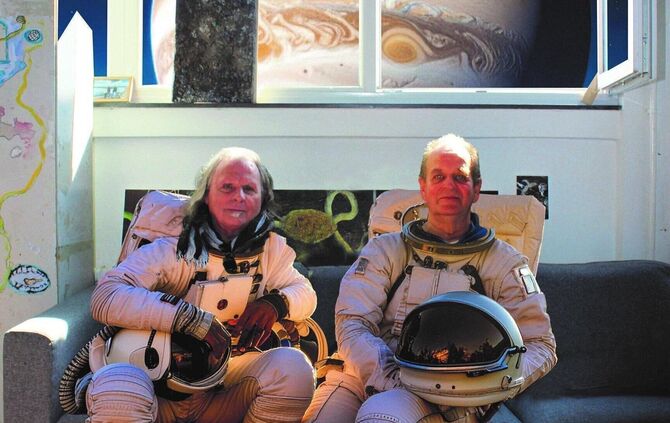 Gez Zirkelbach und Andreas Heinrich Adler bei der Jupiter-Landung: Fürs KI-generierte Bild mussten die beiden Schorndorfer Künst