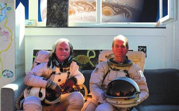 Gez Zirkelbach und Andreas Heinrich Adler bei der Jupiter-Landung: Fürs KI-generierte Bild mussten die beiden Schorndorfer Künst
