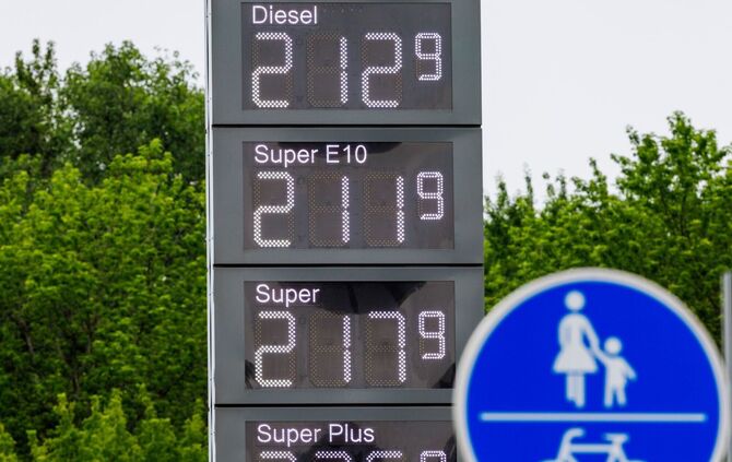 Am Mittag lagen beide Kraftstoffe deutlich über 2 Euro. Der Tagesdurchschnittswert fiel wie üblich deutlich tiefer aus.