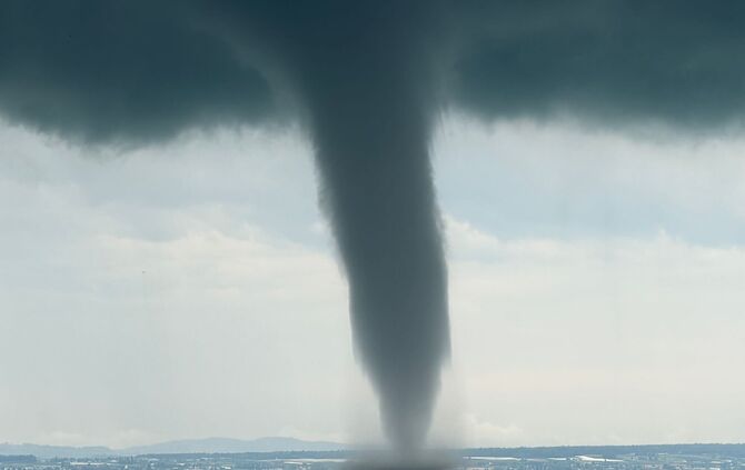 Am Mittwochmittag hat sich ein Tornado auf dem Bodensee vor Friedrichshafen gebildet.