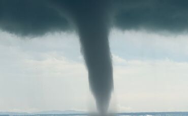 Am Mittwochmittag hat sich ein Tornado auf dem Bodensee vor Friedrichshafen gebildet.