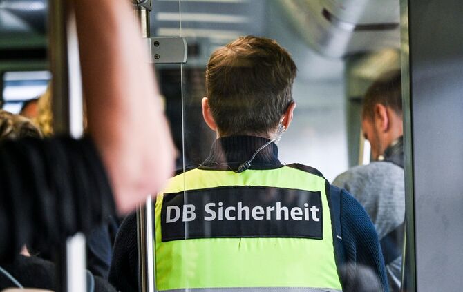 Ein Mann soll zwei Bahnmitarbeiter mit einem Cuttermesser bedroht haben. (Symbolbild)