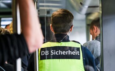 Ein Mann soll zwei Bahnmitarbeiter mit einem Cuttermesser bedroht haben. (Symbolbild)