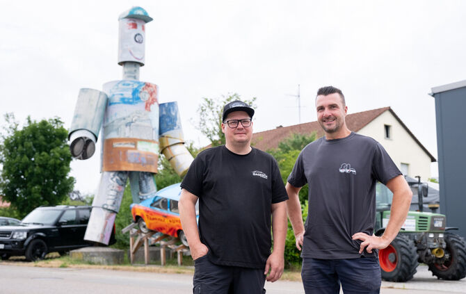 Marcus Fritz (r.) und Tobias Gagesch wollen das Industriegebietsfest wieder aufleben lassen. Im Hintergrund das ehemalige Fest-M