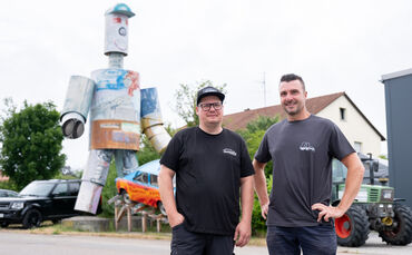 Marcus Fritz (r.) und Tobias Gagesch wollen das Industriegebietsfest wieder aufleben lassen. Im Hintergrund das ehemalige Fest-M