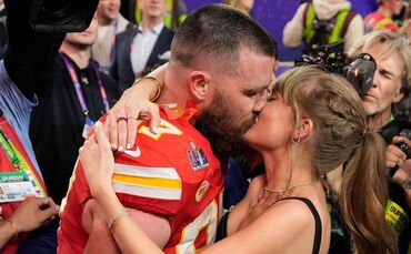 Taylor Swift küsst Travis Kelce