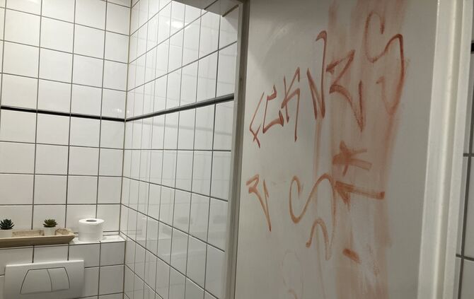 Einfach nur dämlich: Schmierereien in der Toilette des Café Tagblatt in Waiblingen, die alle kostenlos benutzen dürfen, auch ohn