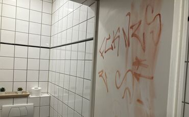 Einfach nur dämlich: Schmierereien in der Toilette des Café Tagblatt in Waiblingen, die alle kostenlos benutzen dürfen, auch ohn