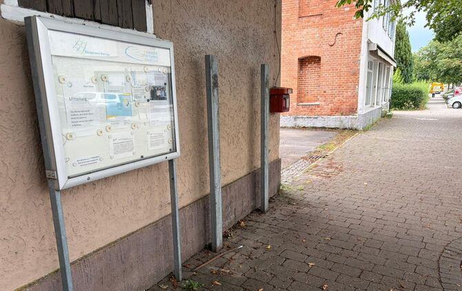 Wie Sie sehen, sehen Sie nichts: Die Restauration der beiden öffentlichen Bücherregale dauert länger als geplant - hier der eige