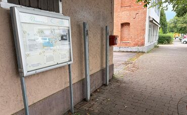 Wie Sie sehen, sehen Sie nichts: Die Restauration der beiden öffentlichen Bücherregale dauert länger als geplant - hier der eige