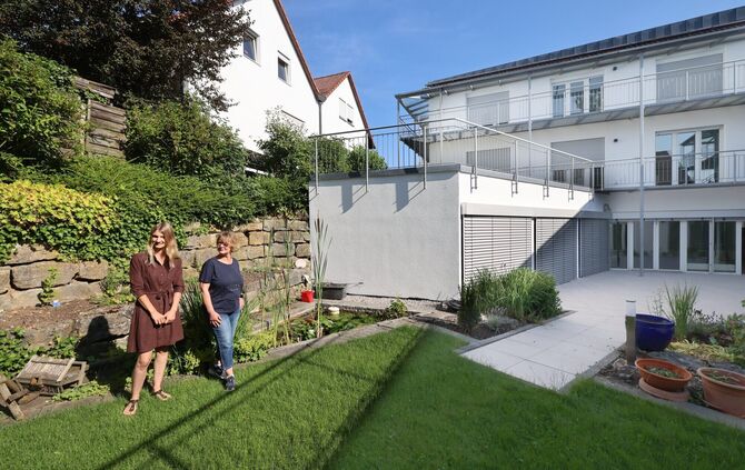 Katharina Rockel-Freund (links) und Silke Schneider im Garten des neuen Wohnquartiers.