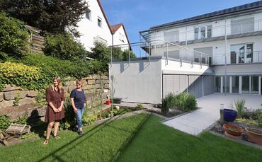Katharina Rockel-Freund (links) und Silke Schneider im Garten des neuen Wohnquartiers.