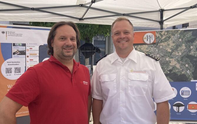 Am Infostand während der Probewarnung (von links): Mark Wojaczek und Marc André Kehl.