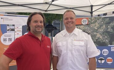 Am Infostand während der Probewarnung (von links): Mark Wojaczek und Marc André Kehl.