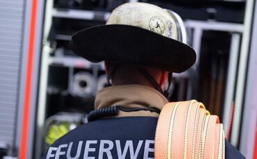 Die Feuerwehr kühlte den Stoff auf einem Gefahrgut-Transporter. (Symbolbild)