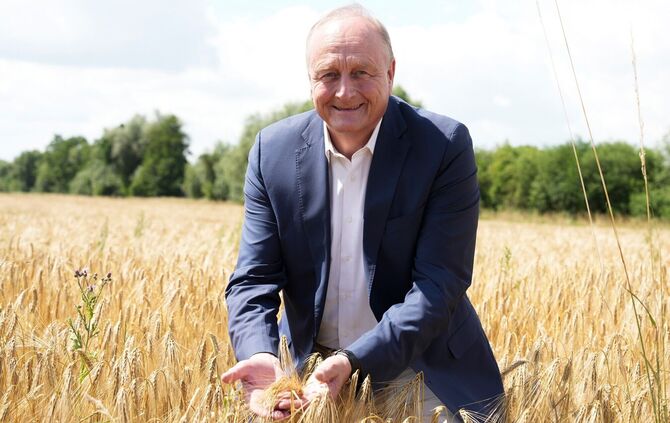 Bauernpräsident Joachim Rukwied kommt zum Start der Ernte von Wintergerste aufs Feld. Die Weizenernte startet etwas später.