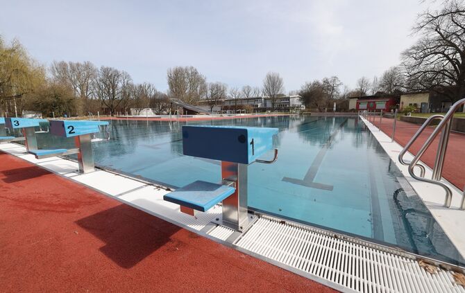 Vom Beckenrand ins Wasserspringen wird nicht gerne gesehen.