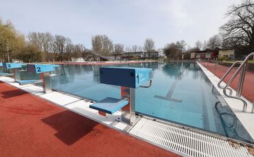 Vom Beckenrand ins Wasserspringen wird nicht gerne gesehen.