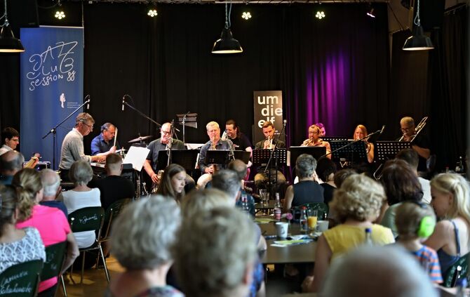 Die Band "Um die elf" spielt beim Sommerempfang im Ziegeleiseebad. (Archivbild)