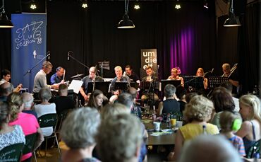 Die Band "Um die elf" spielt beim Sommerempfang im Ziegeleiseebad. (Archivbild)