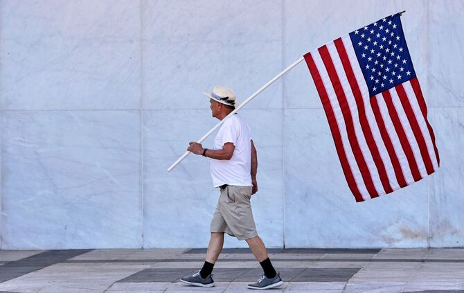 Mann mit US-Flagge
