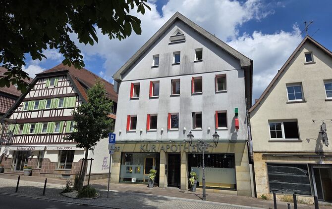 Das Gebäude, in der auch die Kur-Apotheke ihren Sitz hat (Bildmitte), soll zwangsversteigert werden.