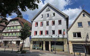 Das Gebäude, in der auch die Kur-Apotheke ihren Sitz hat (Bildmitte), soll zwangsversteigert werden.
