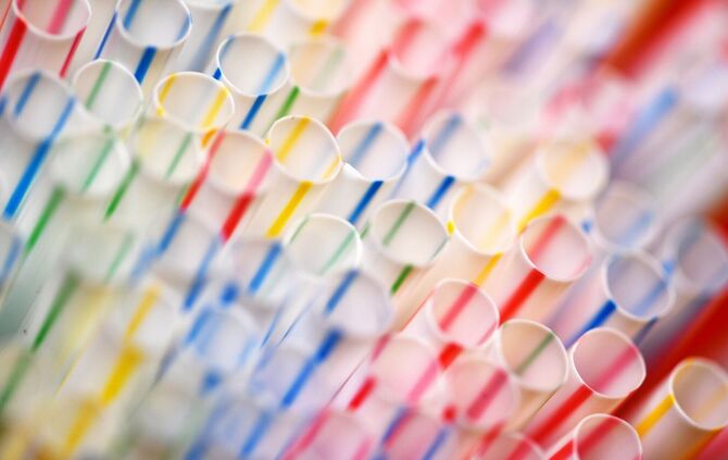 Eine Aufnahme aus dem Jahr 2017: Einweg-Plastikstrohhalme in einem Glas. (Archivbild)