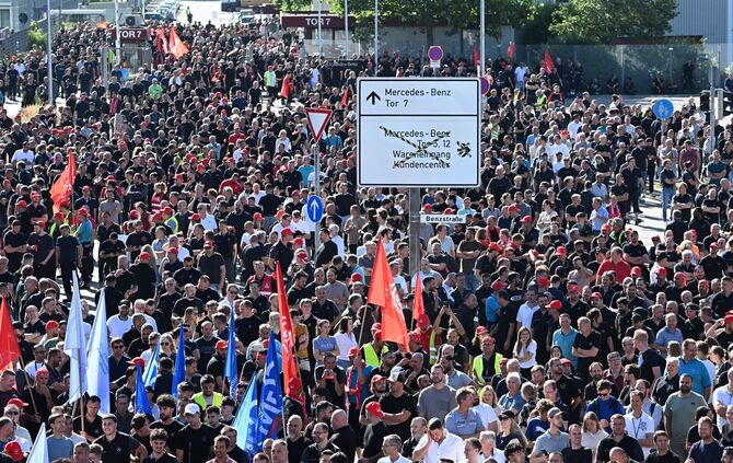 Tausende protestieren gegen den Sparkurs bei Mercedes-Benz.