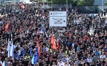 Tausende protestieren gegen den Sparkurs bei Mercedes-Benz.