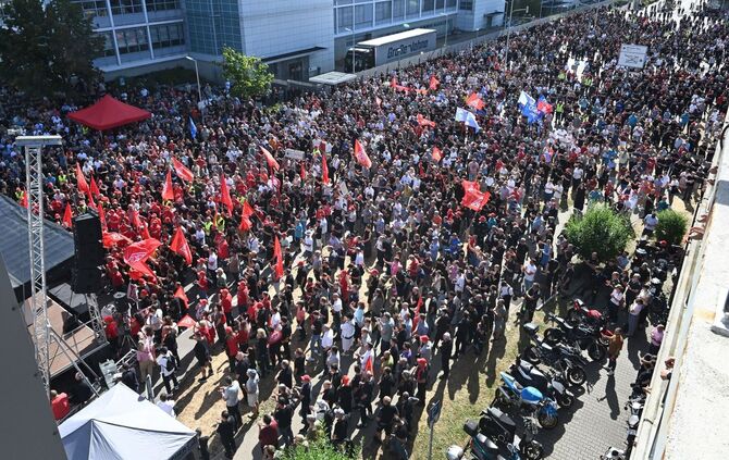 Protest-Kundgebungen bei Mercedes-Benz Sindelfingen