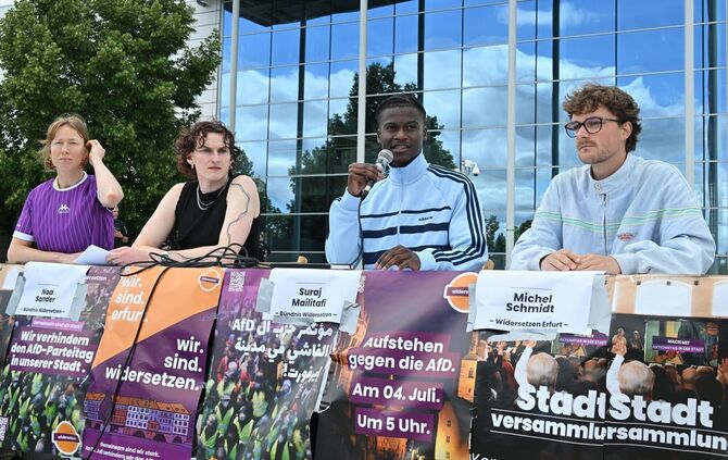 Erste Proteste gegen den AfD-Bundesparteitag.