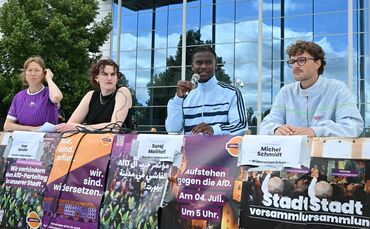 Erste Proteste gegen den AfD-Bundesparteitag.