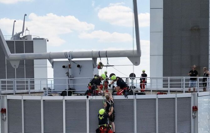 Höhenretter der Feuerwehr Frankfurt retten Gebäudereiniger