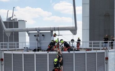 Höhenretter der Feuerwehr Frankfurt retten Gebäudereiniger