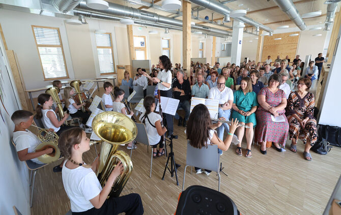 So sieht eines der beiden neuen Gebäude der Silcherschule Endersbach von innen aus. Die Bläserklasse der Grundschule spielt hier