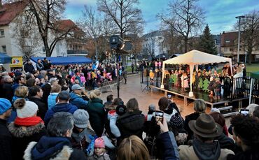 Weihnachtsmarkt auf dem Seeplatz 2019: Damals machte sich noch keiner Gedanken um Zufahrtsperren und Co.