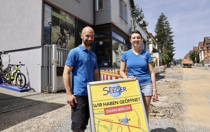 Mit eigenen Plakaten macht Zweirad Seeger darauf aufmerksam: Trotz Baustelle direkt vor der Tür in der Schmidener Straße ist der