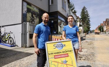 Mit eigenen Plakaten macht Zweirad Seeger darauf aufmerksam: Trotz Baustelle direkt vor der Tür in der Schmidener Straße ist der