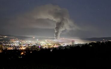 Rauchsäule über Stuttgart-Wangen: Der Großbrand im Großmarkt ist weithin sichtbar und sorgt für starke Rauchentwicklung.