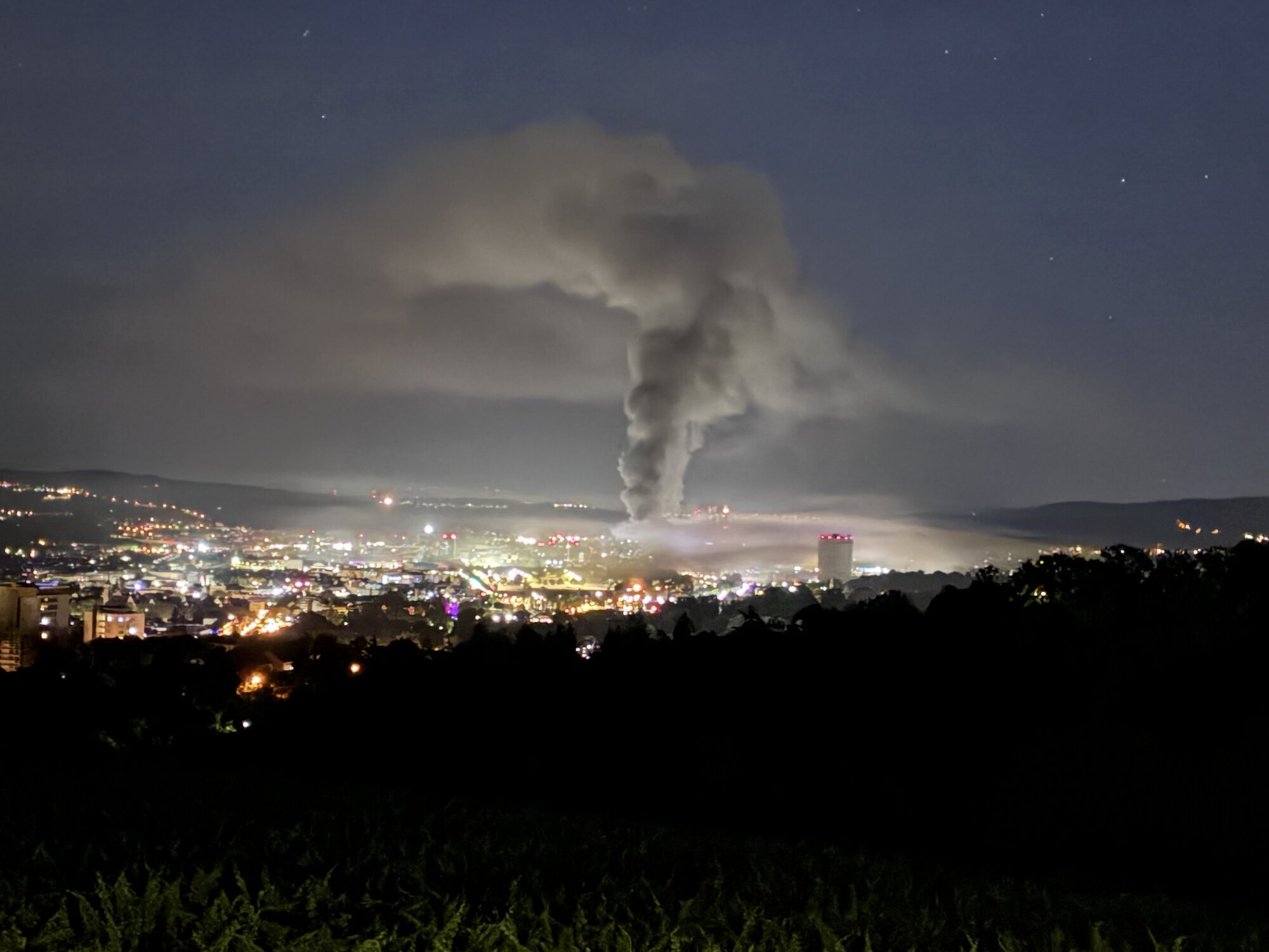 Fire at the wholesale market in Stuttgart-Wangen: Column of smoke visible ...
