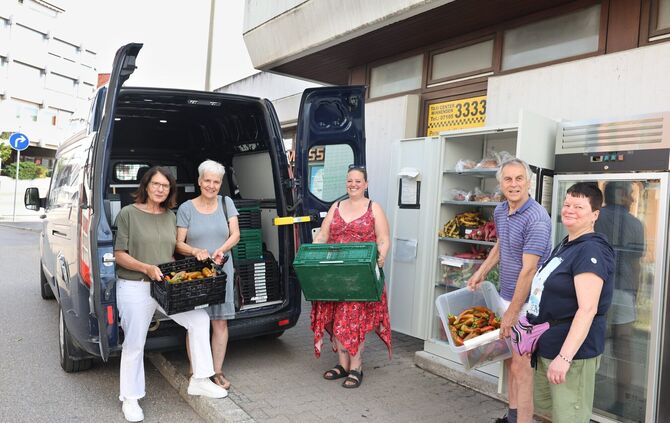 Unscheinbar, aber effizient: Eine private Initiative um Lebensmittelretterin Stefanie Kienzle (3. von links) hat Stadt und Bürge