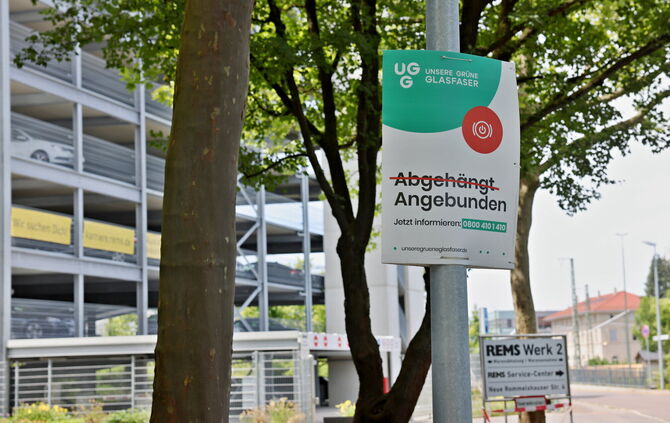 Plakat der "Unsere Grüne Glasfaser" in der Nähe der Rems GmbH & Co. KG.
