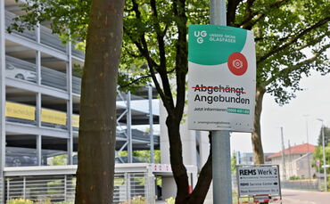 Plakat der "Unsere Grüne Glasfaser" in der Nähe der Rems GmbH & Co. KG.