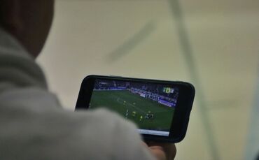 Ein Grund für das hohe Suchtpotenzial ist die Verfügbarkeit. Suchtbetroffene können rund um die Uhr Sporteignisse auf der Welt v