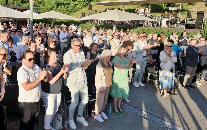 Standing Ovations für den verstorbenen FDP/FW-Stadtrat Gerhard Nickel, der beim Sommerempfang posthum mit der städtischen Verdie