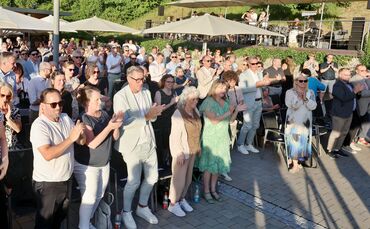 Standing Ovations für den verstorbenen FDP/FW-Stadtrat Gerhard Nickel, der beim Sommerempfang posthum mit der städtischen Verdie