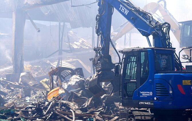 Bagger sind am Brandort im Einsatz.